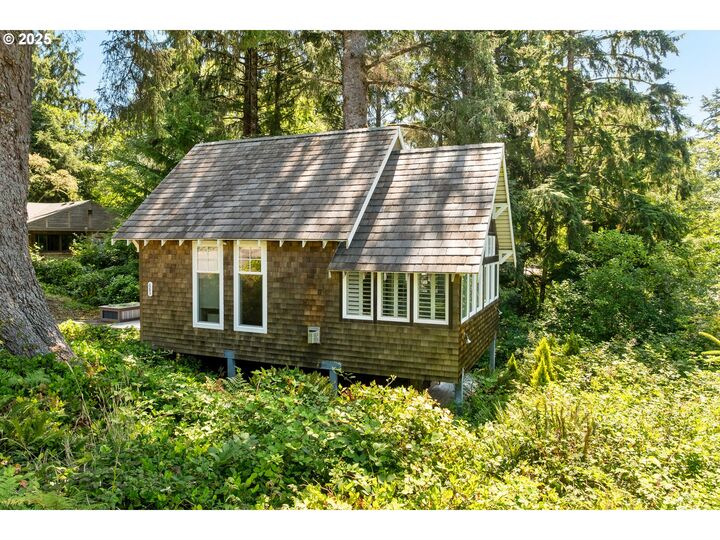 Property Photo:  683 E 6th St  OR 97110 