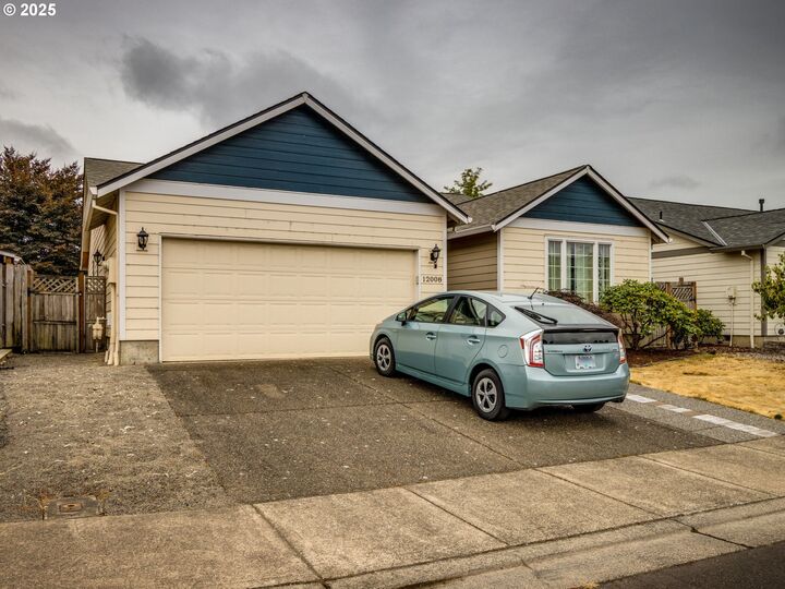 Property Photo: 12008 Chantal St OR 97020
