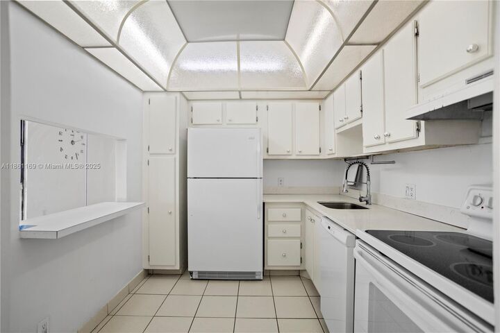 Property Photo: 20335 W Country Club Dr 901 FL 33180