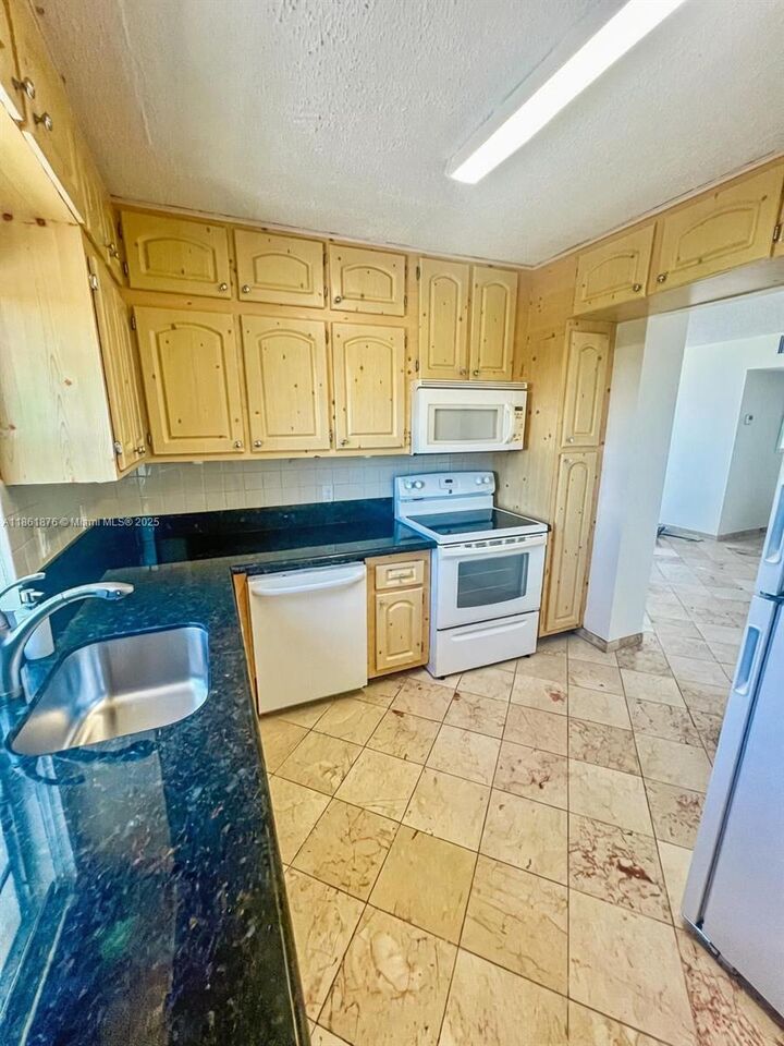 Property Photo:  2025 NE 164th St 716  FL 33162 