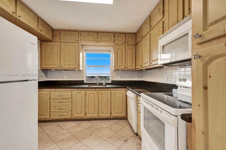 Property Photo: 2025 NE 164th St 716 FL 33162