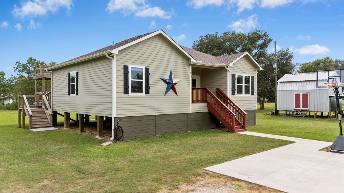 Property Photo: 451 Lene Ln TX 77705-8169