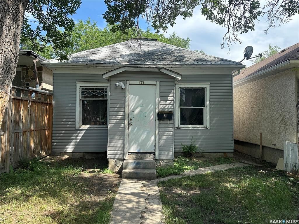 Property Photo:  761 Athol Street  SK S4T 3B4 