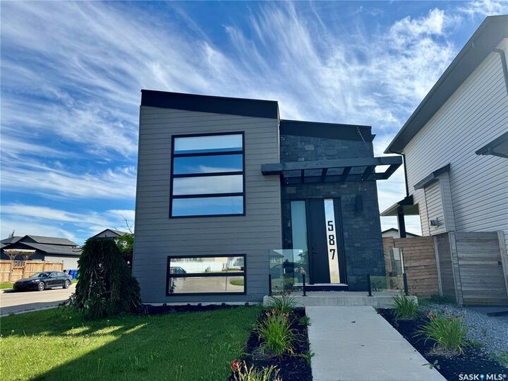 Property Photo:  587 Kloppenburg Crescent  SK S7W 0P1 