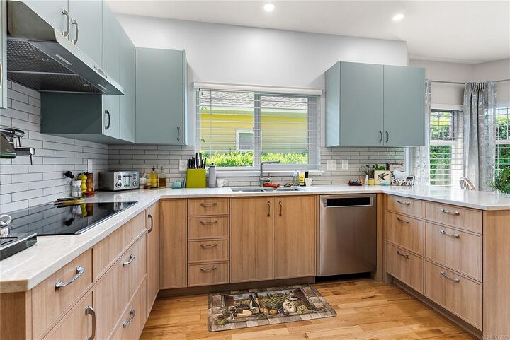 Photo de la propriété:  7952 Polo Park Cres  BC V8M 2J4 
