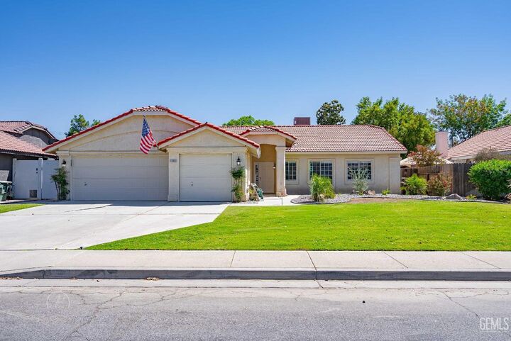 Property Photo: 13921 Calle Elegante CA 93314