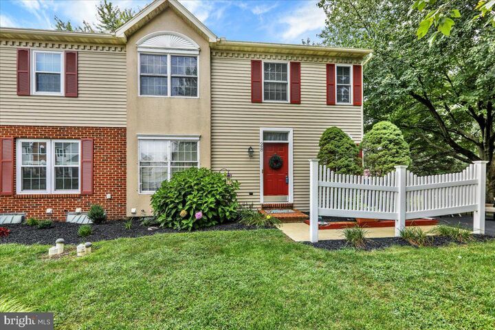 Property Photo:  28 Derby Lane  PA 17603 