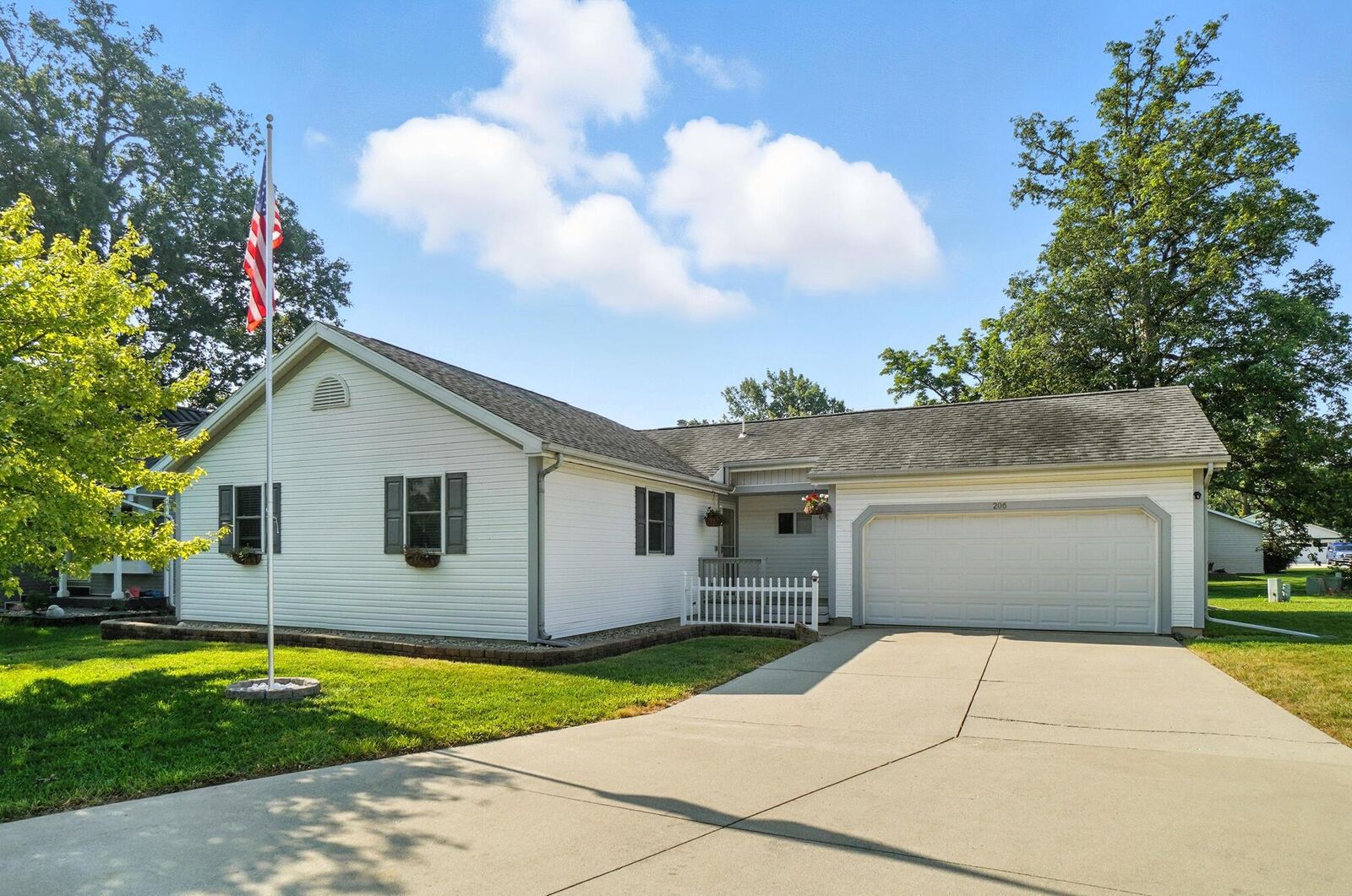 Property Photo:  206 White Oaks Court  OH 43348 