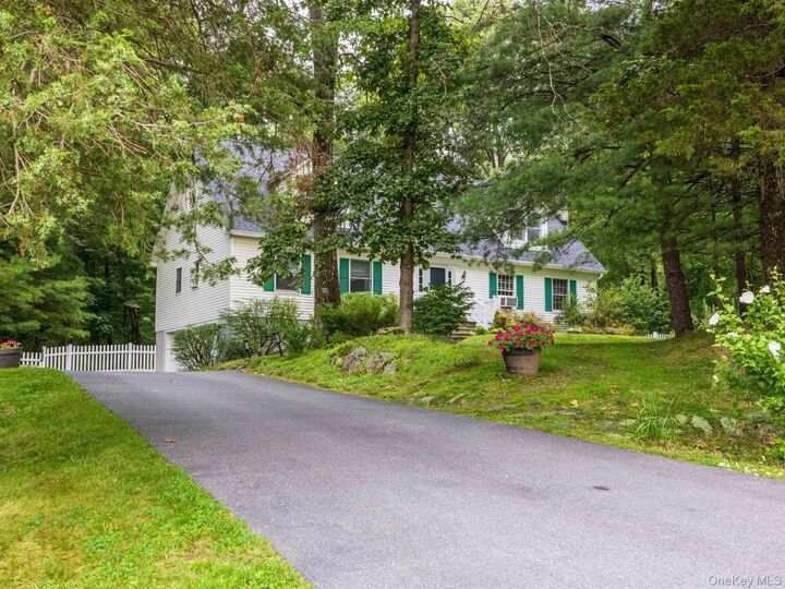 Property Photo:  77 W Long Meadow Drive  NY 12580 