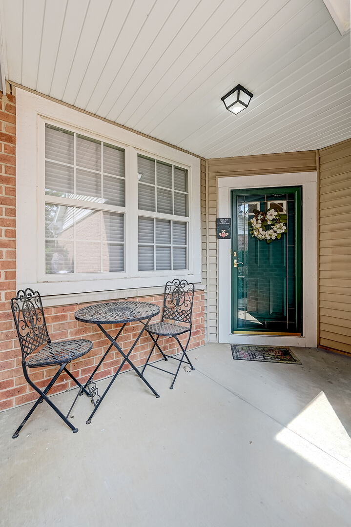 Property Photo: 2508 Camberley Circle IL 60154