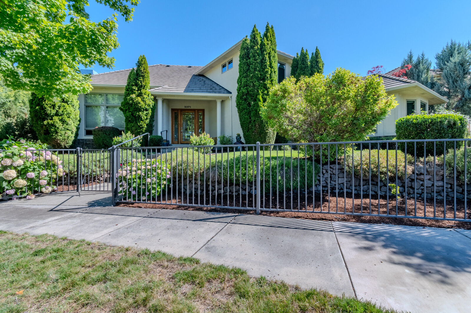 Property Photo: 3371 Calle Vista Drive OR 97504