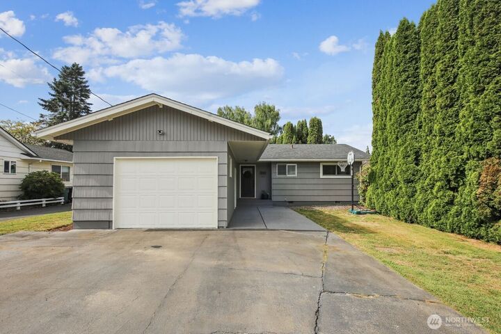 Property Photo: 3319 Pine St. WA 98632
