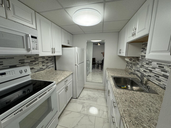 Property Photo: 1131 SE 4th Street 206 FL 33435