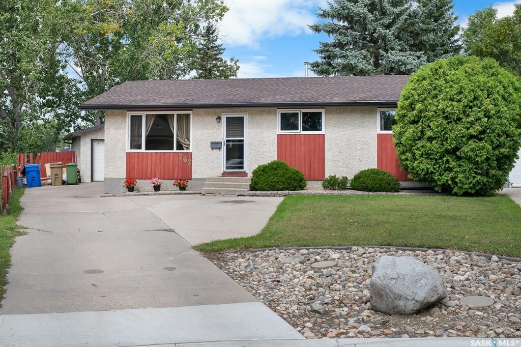 Property Photo:  762 Bard Crescent N  SK S4X 2K5 