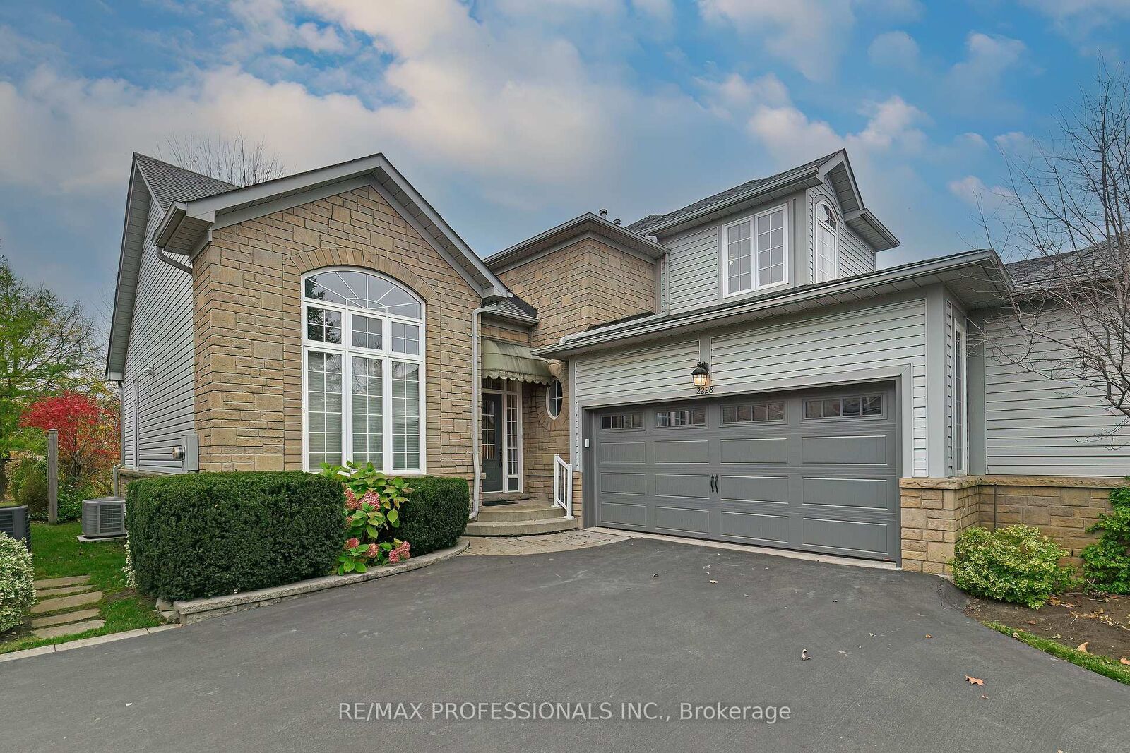 Property Photo:  2228 Turnberry Road 5  ON L7M 4P9 