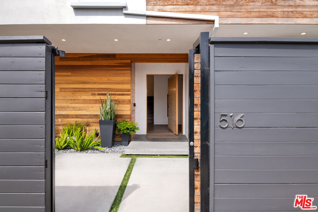Property Photo:  516 Vernon Ave  CA 90291 