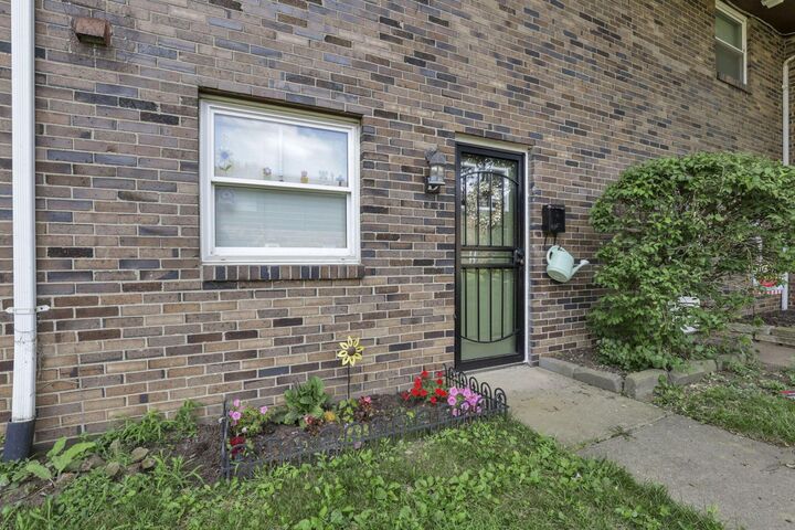 Property Photo: 1226 Woodbrook W Circle OH 43223