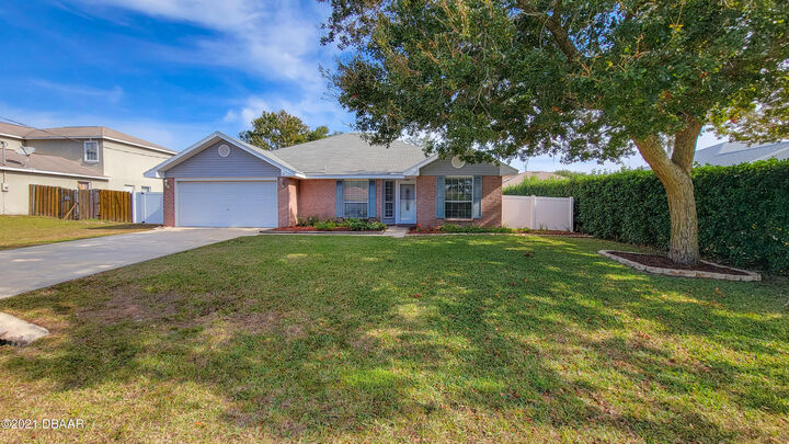Property Photo: 6 Freemont Court FL 32137