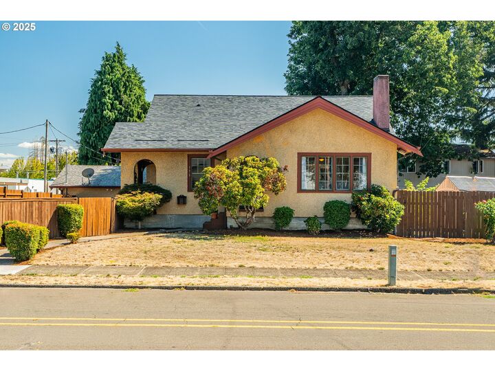 Property Photo: 175 E Gloucester St OR 97027