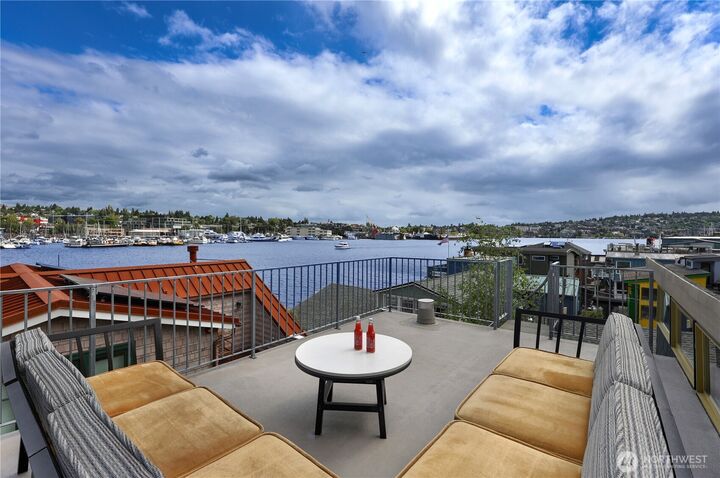 Property Photo: 2770 Westlake Avenue N 6 WA 98109