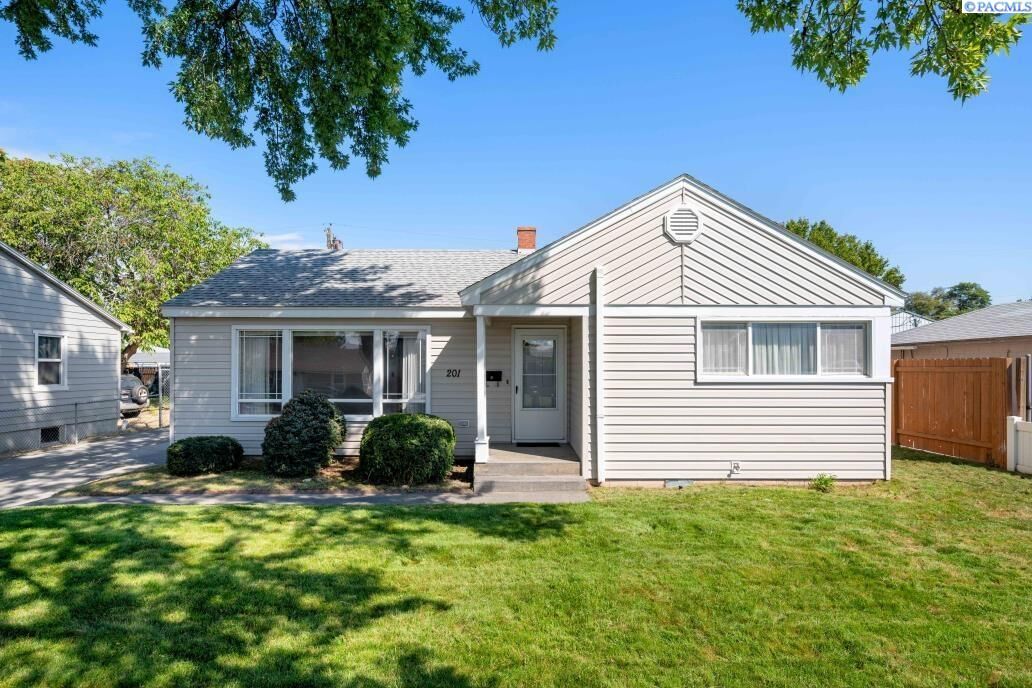 Property Photo: 201 E 15th Ave WA 99337