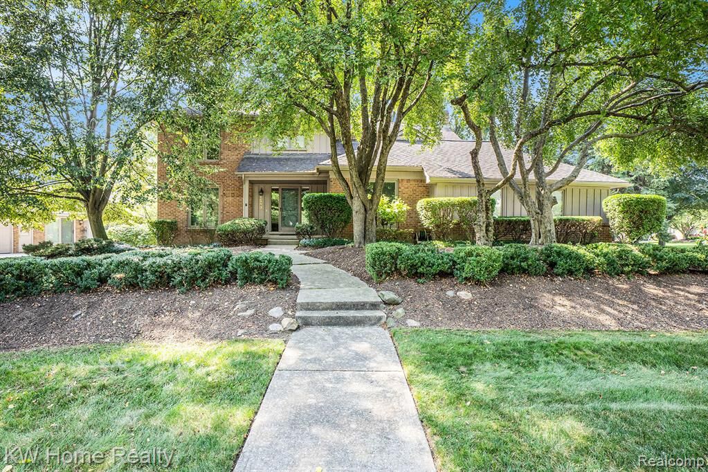 Property Photo:  1583 Greenwich Drive  MI 48098 4387 