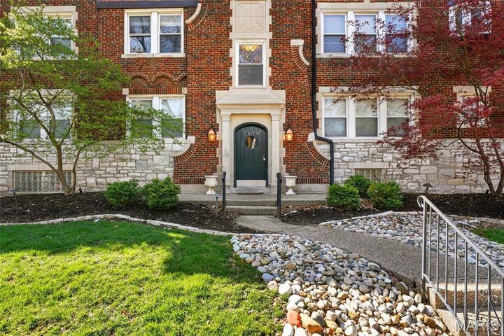 Property Photo: 7570 Byron Place 3E MO 63105