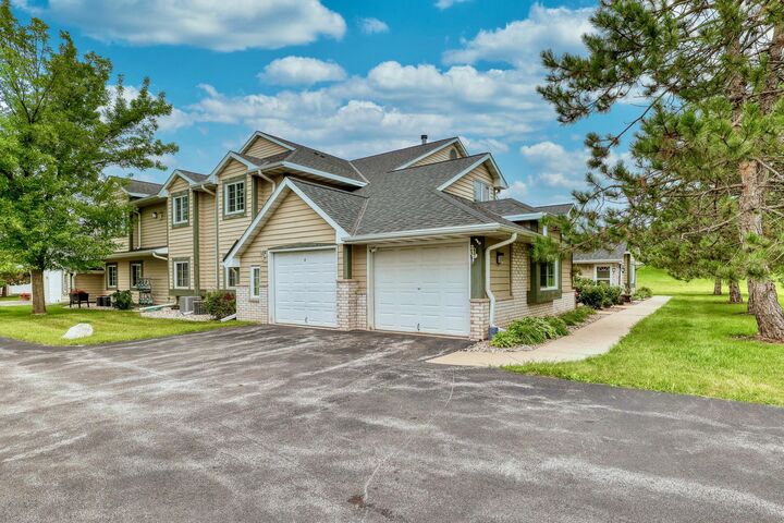 Property Photo: W240n2500 E Parkway Meadow Cir 8 WI 53072