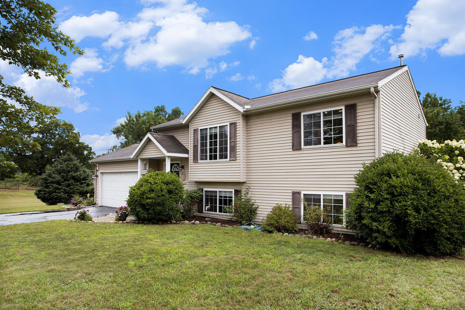 Property Photo:  1077 Sun Valley Lane  MI 49010 