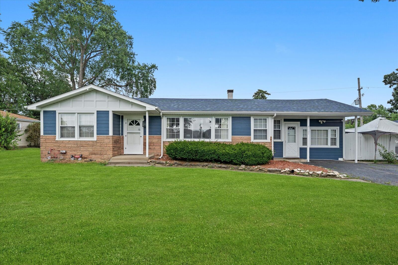 Property Photo: 8125 Mobile Avenue IL 60459
