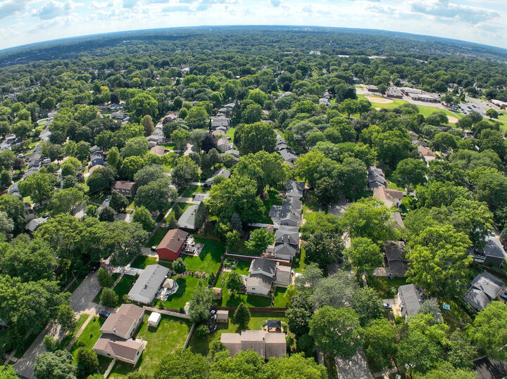 Property Photo: 1609 Forrest Boulevard IL 60174