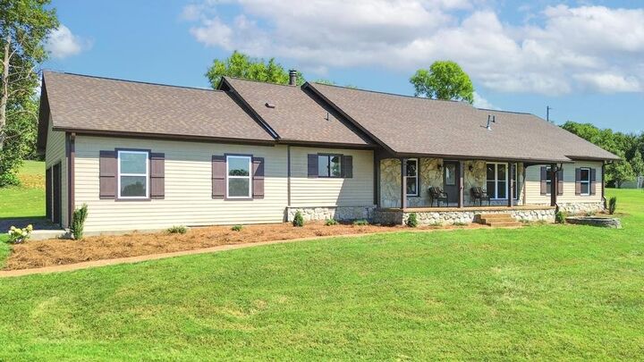 Property Photo: 1029 Robertson Rd NE TN 37066