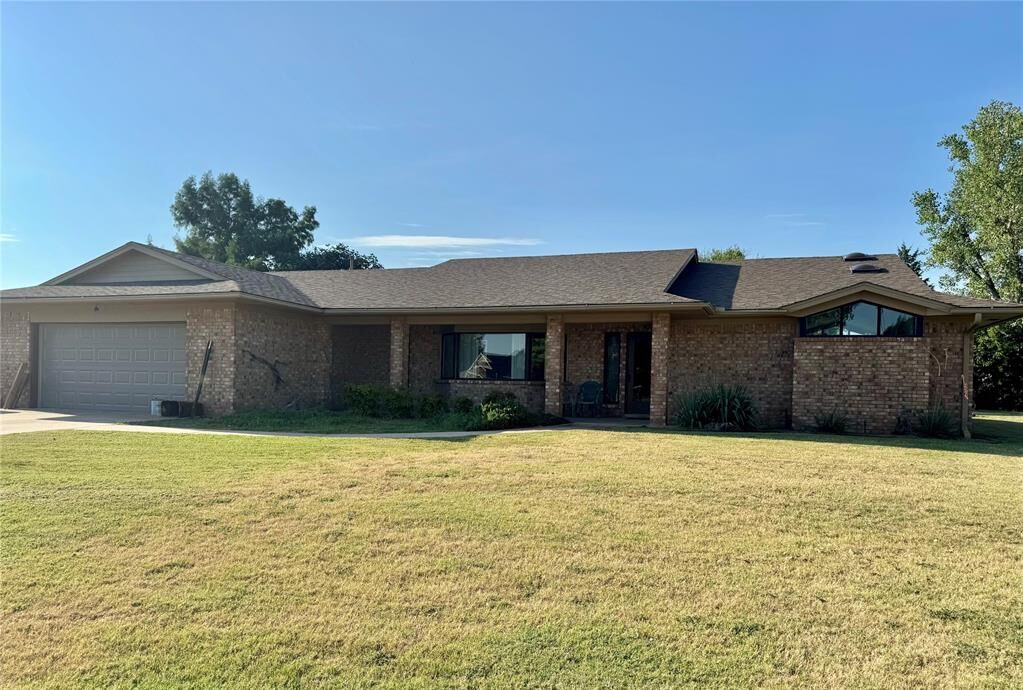 Property Photo:  2305 Lakewood Drive  OK 73018 