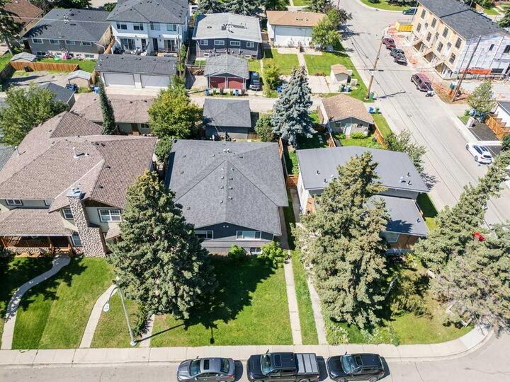 Property Photo: 3105 A &Amp B, 3017 A &Amp B 38 Street SW AB T3E 3G4