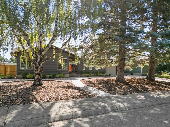 52 Glenview Drive SW  Calgary AB T3E 4H5 photo