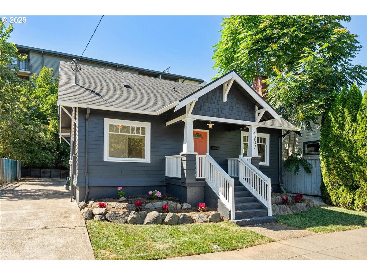 Property Photo:  4207 NE Grand Ave  OR 97211 