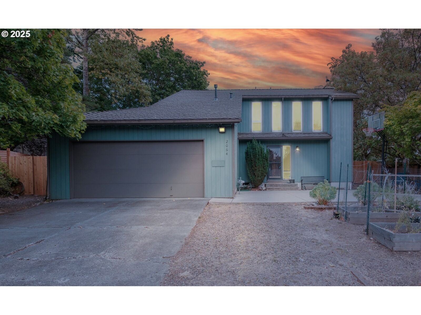 Property Photo: 2064 NW Lance Way OR 97330