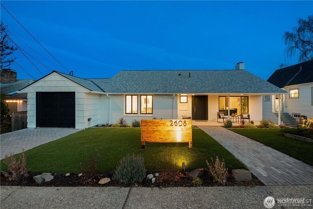 Property Photo:  2608  27th Avenue W  WA 98199 