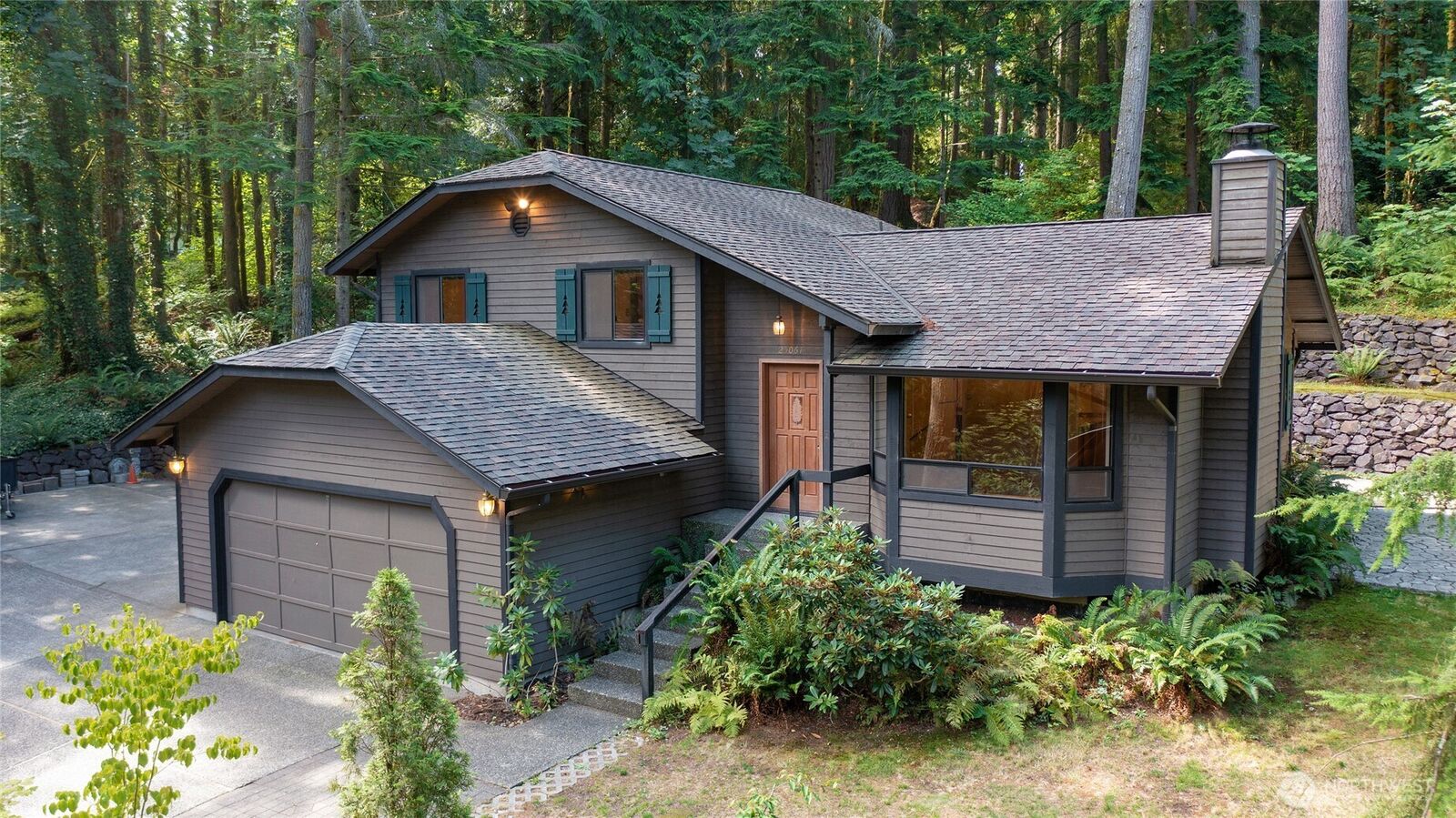 Property Photo: 25061 SE Mirrormont Way WA 98027