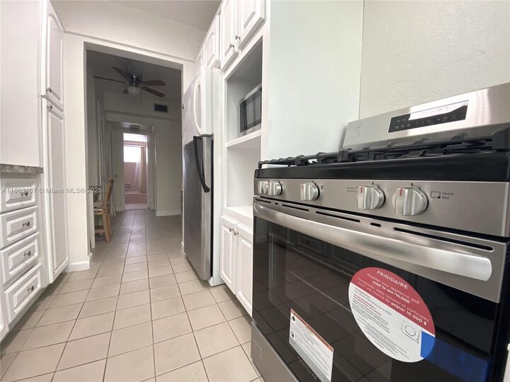 Property Photo: 932 Euclid Ave 2 FL 33139