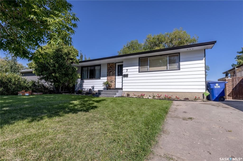 Property Photo:  7 Ross Crescent  SK S7L 4B2 