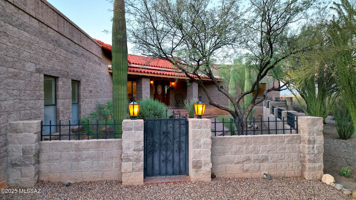 Property Photo: 4460 W Crestview Road AZ 85745