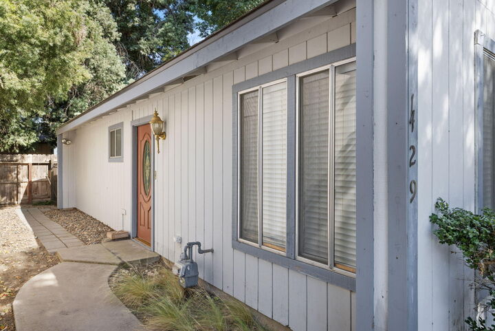 Property Photo: 1429 W Walnut Avenue CA 93277