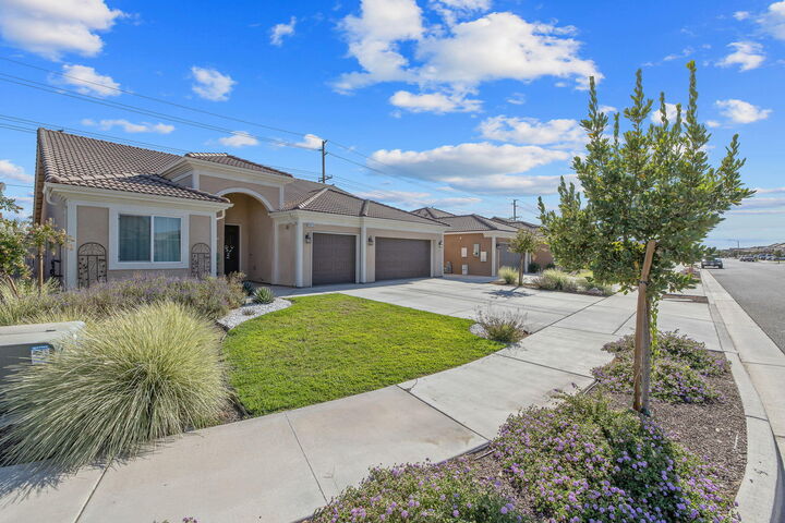 Property Photo: 4613 W Payson Court CA 93291