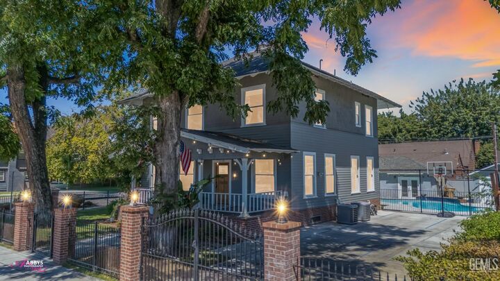 Property Photo: 2124 20th Street CA 93301