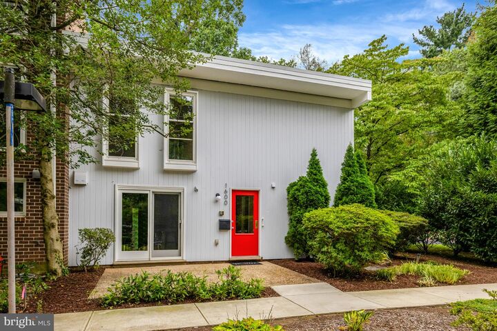 Property Photo: 1600 Wainwright Drive VA 20190