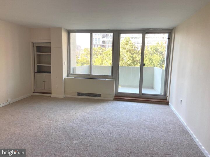 Property Photo: 604 S Washington Square 36 810 PA 19106
