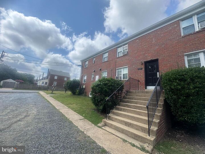 Property Photo: 133 S Courthouse Road 8 VA 22204
