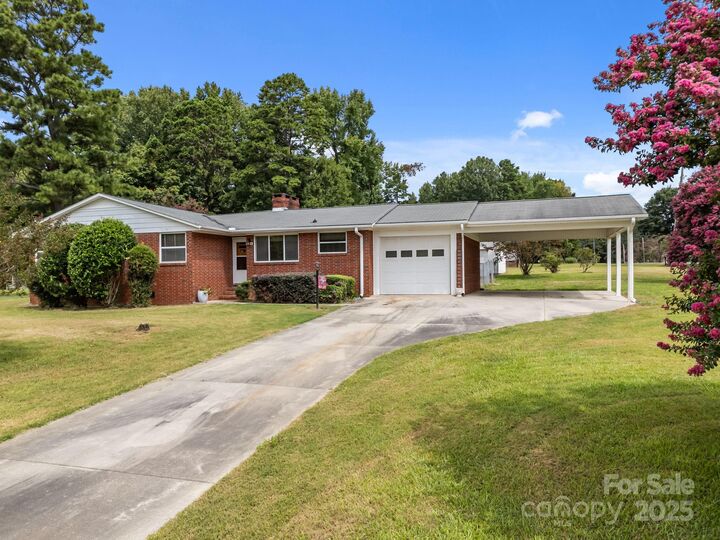 Property Photo: 206 Fairfax Drive NC 28146