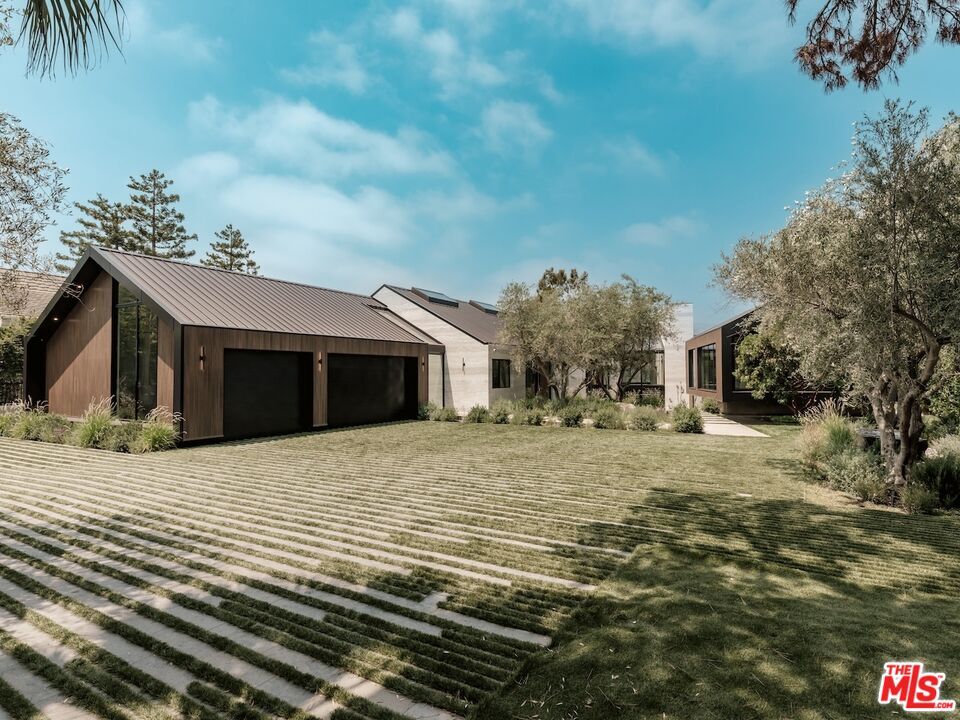 Property Photo: 2555 La Mesa Dr CA 90402